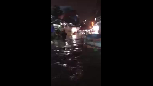 Chợ Xanh Hà Nội ngập sau mưa lớn