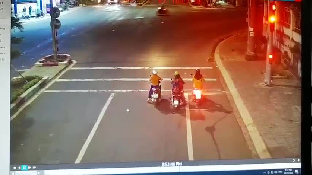 Video hiện trường vụ ô tô hất tung xe máy dừng đèn đỏ ở Pleiku