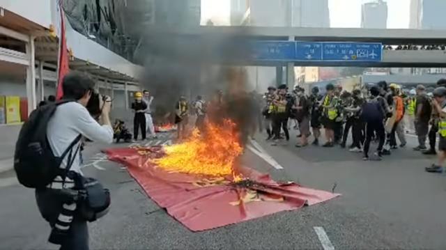 Ai đứng sau thổi bùng mâu thuẫn ở Hồng Kông?