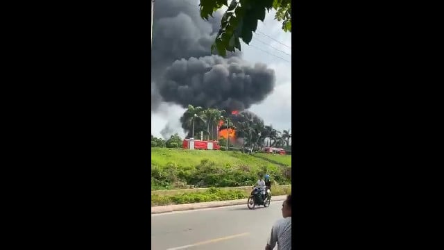 Vụ cháy nhà kho hóa chất tại Long Biên