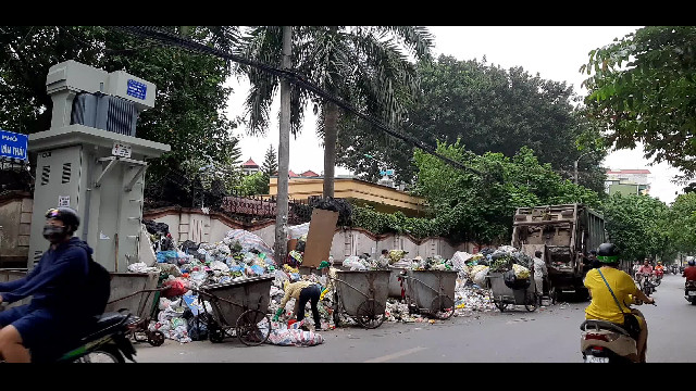 Chặn xe vào bãi rác Nam Sơn: Rác ùn ứ trên đường ở Hà Nội