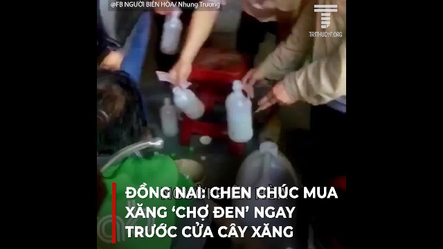 Đồng Nai: Chen chúc mua xăng 'chợ đen' ngay trước cửa cây xăng