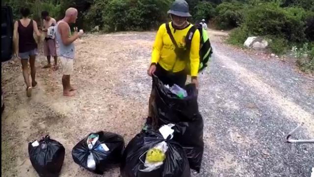 Du khách nước ngoài ngưng tham quan để dọn rác ở vườn quốc gia Núi Chúa