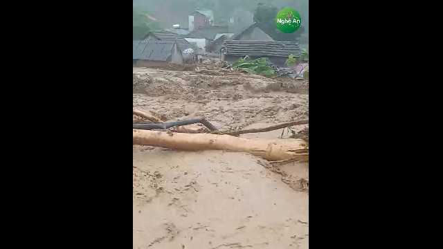 Lũ ống, lũ quét ập về huyện Kỳ Sơn, Nghệ An, rạng sáng 2.10.2022