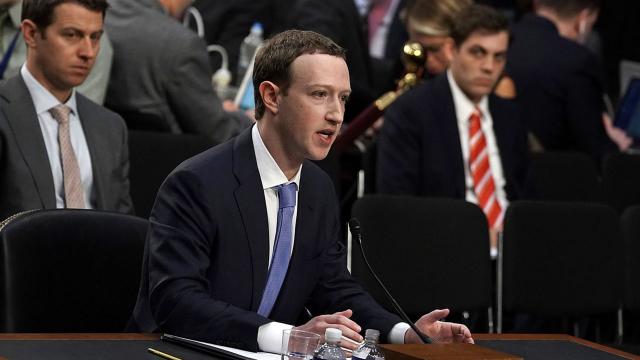 Zuckerberg vất vả để nêu danh 1 công ty cạnh tranh với Facebook