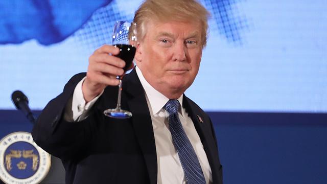 Tại sao ông Trump không bao giờ uống rượu?