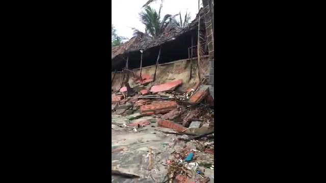 Người dân bật khóc sau bão số 13 ở bãi biển An Bàng (Hội An)