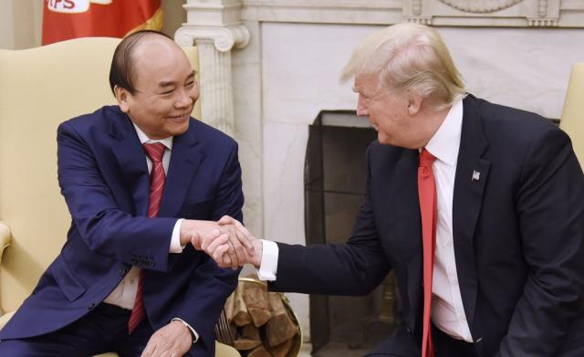 Trump ưu tiên ‘người Mỹ trên hết’, Việt Nam ưu tiên ai?